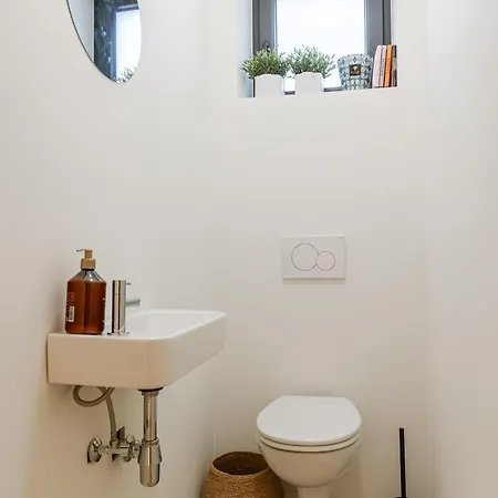 Huswell - Stylish On Location Apartment *
